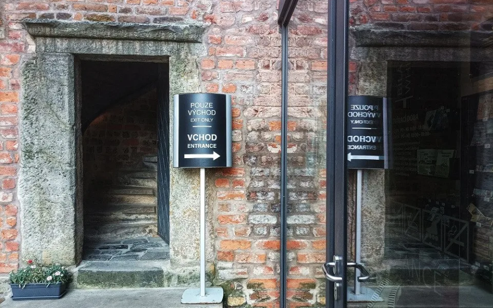 Bílá věž v Hradci je coby turistický cíl od zítřka mimo hru
