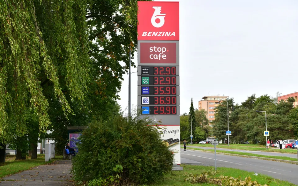 Orlen v ČR u hranic s Polskem zlevnil benzin, tvořily se tam fronty