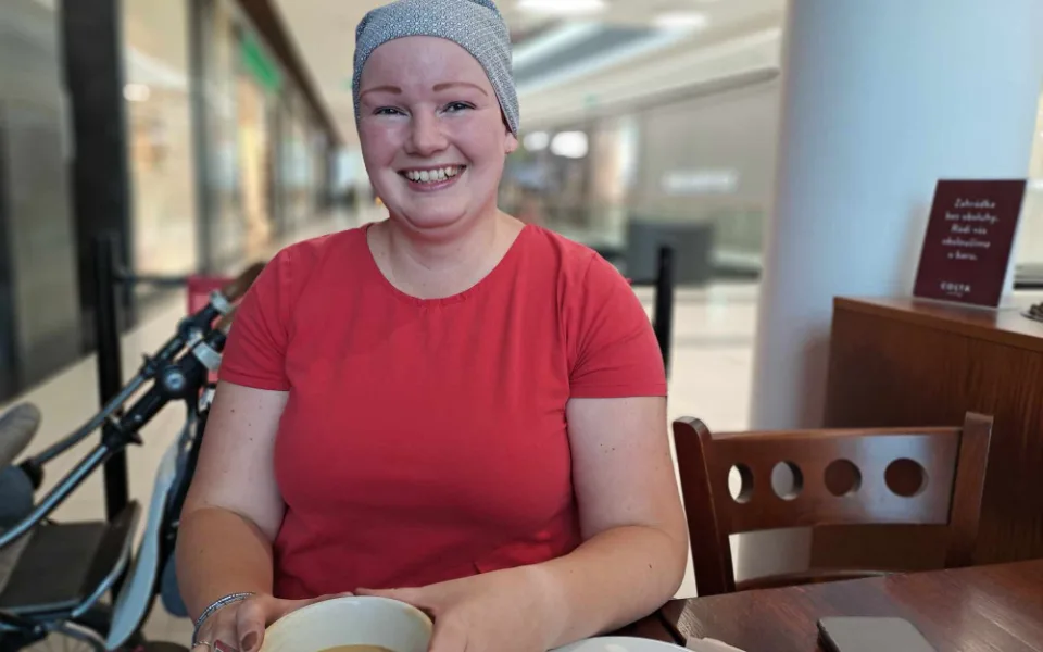 Alopecie ji připravila i vlasy, hendikepu čelí s šitím v ruce