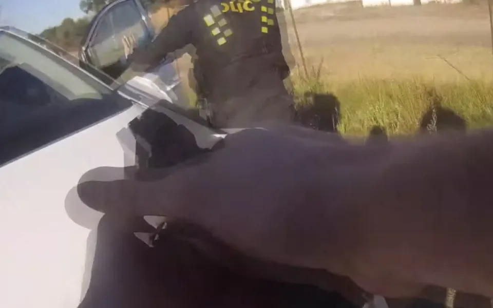 Muž na drogách ukradl auto z bazaru. Následně se pokusil ujet hlídce.