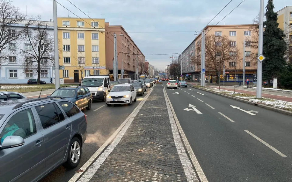 Většina řidičů dopravu v Hradci Králové hodnotí jako nedostatečnou. Kritizují Gočárovku i nové semafory.