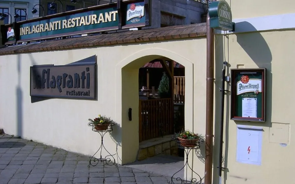 Přijede Sparta, policie nám doporučila zavřít, tvrdil majitel restaurace. Není to pravda, hájí se policie