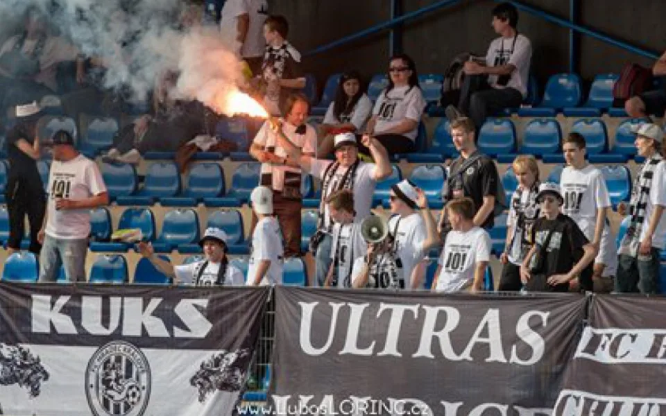 Někdo půjde dneska v Hradci na fotbal, někdo na hokej, stihnout se dá obojí
