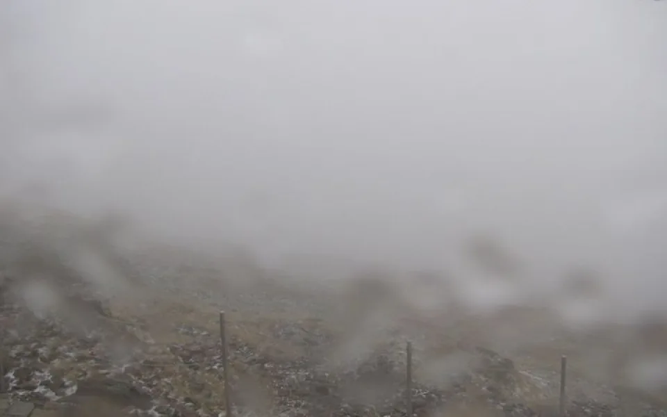 Na Sněžce meteorologové zaznamenali první sněžení nadcházející zimy