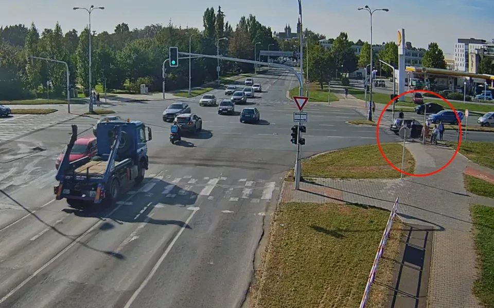 Na přechodu pro chodce srazil chodkyni a z místa ujel. Pátrá po něm policie.
