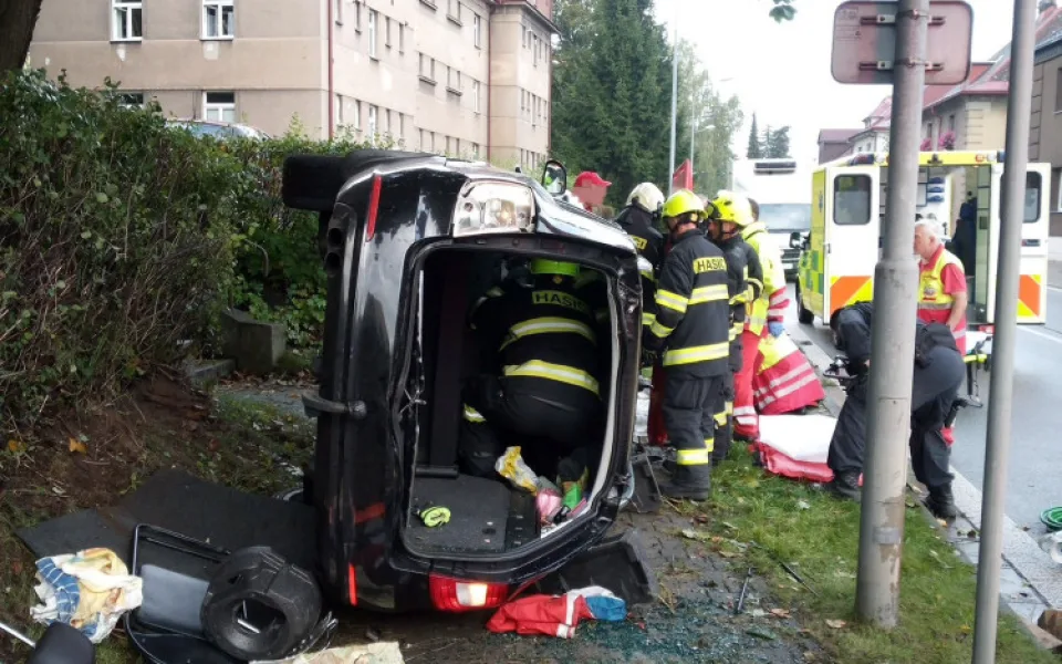 Po nárazu autem do stromu v Trutnově zemřel pětasedmdesátiletý řidič