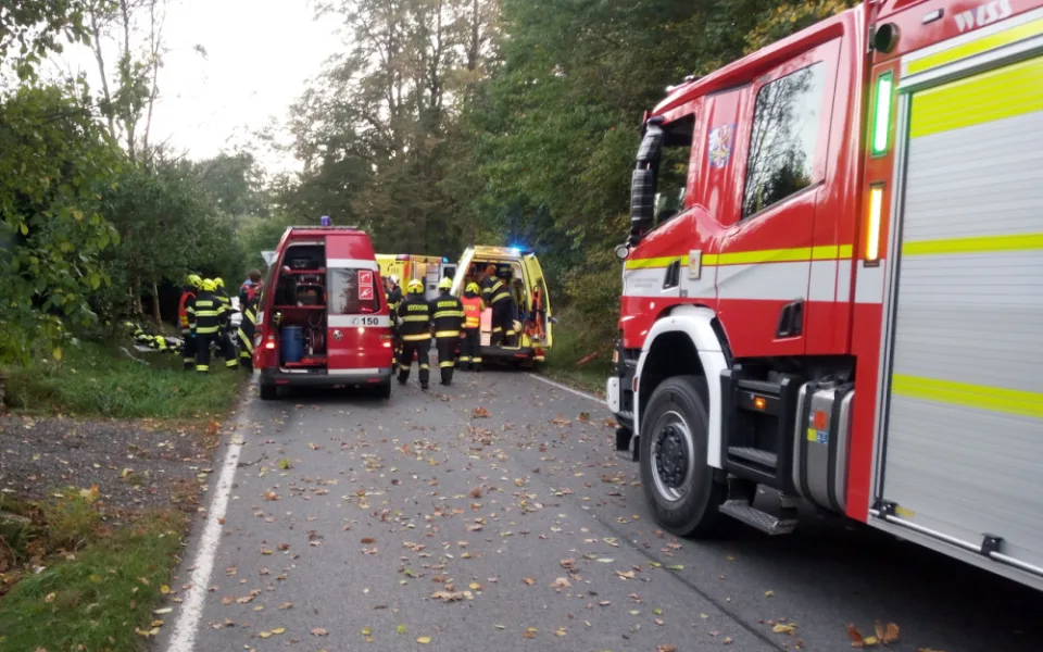 Při dopravní nehodě na Náchodsku zemřel řidič osobního auta, narazil do stromu