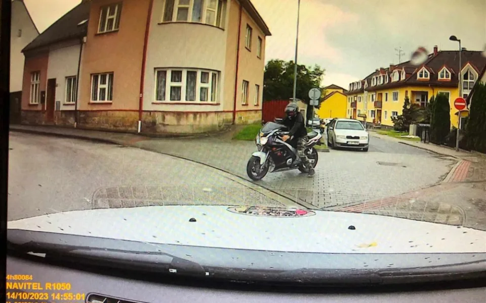 Na motorce si dojel pro vodku. Policejní hlídce nadýchal téměř tři promile