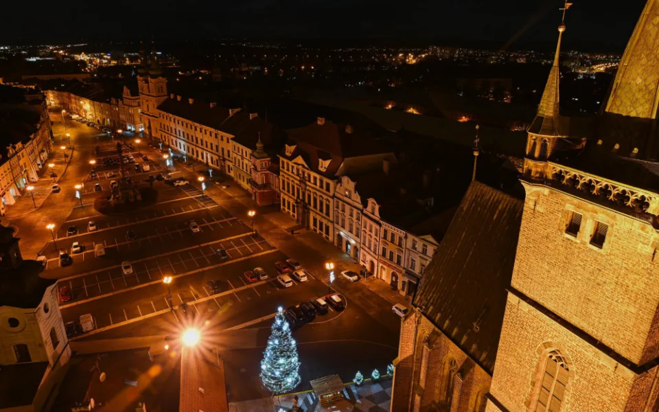 Vánoční strom v Hradci Králové se rozsvítí 3. prosince. Trhy začnou o týden později.