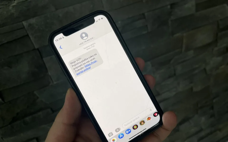 VZP varuje před podvodnými SMS zprávami. Lákají na výplatu peněz