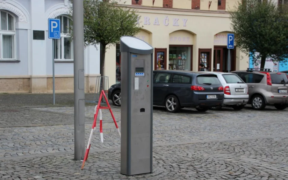 Dvůr Králové chce změnit systém parkování na vybraných místech. Využije nové automaty