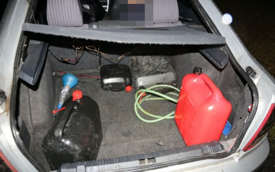 Parta mladíků se pokusila ukrást naftu ze stavebních strojů. Při odjezdu je zastavila policejní hlídka