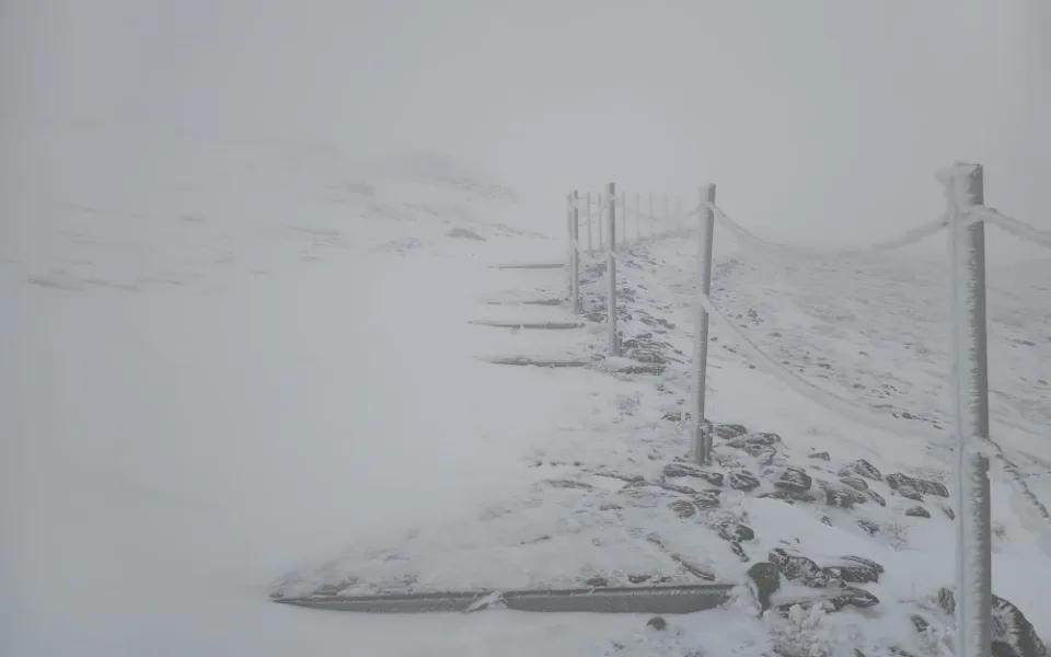 V Krkonoších napadlo 15 centimetrů sněhu, silný vítr zastavil lanovku na Sněžku