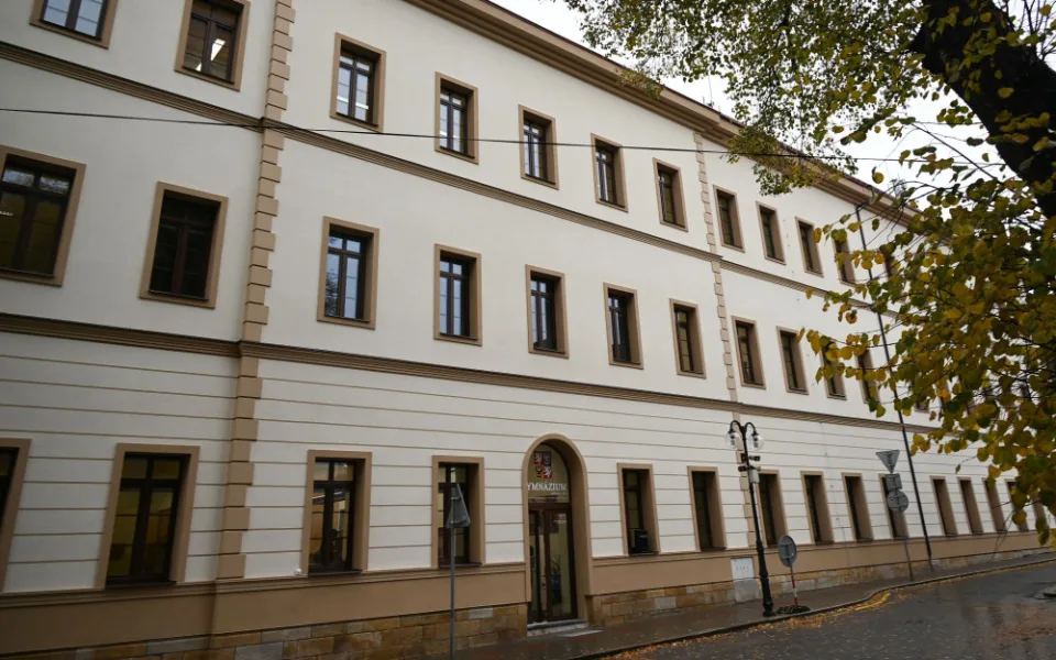 Rekonstrukce gymnázia v Novém Bydžově je u konce. Vyšla na téměř 55 milionů korun