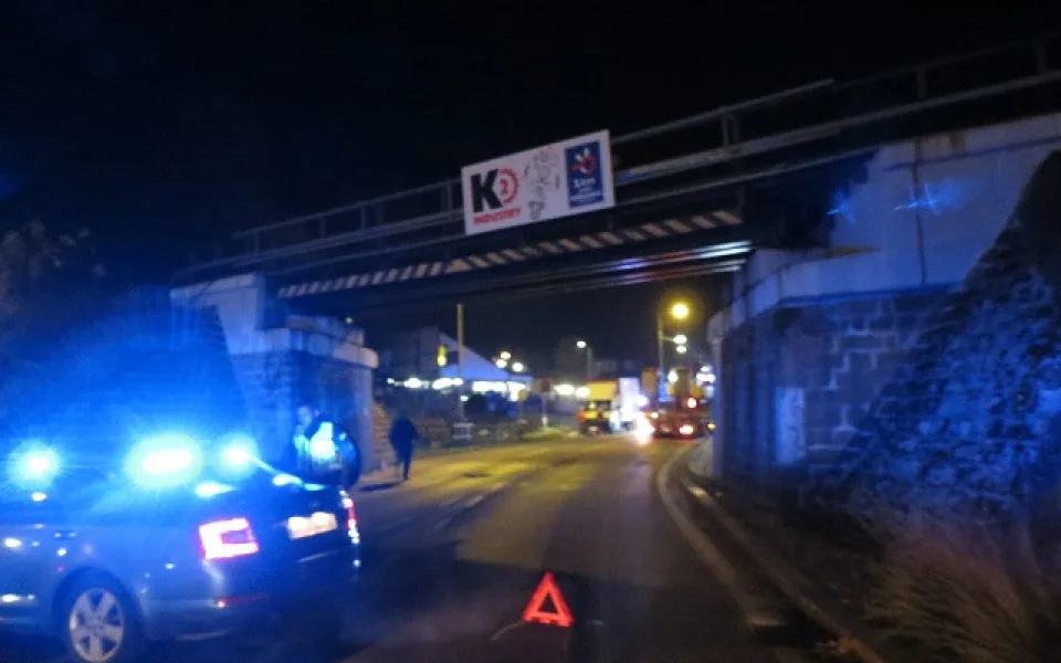 Řidič kamionu v Nové Pace se nevešel pod most. Poškodil oba nosníky