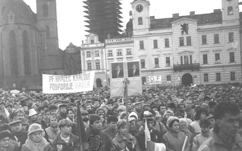 V Hradci Králové začala revoluce později. Komunismus se vytlačoval postupně