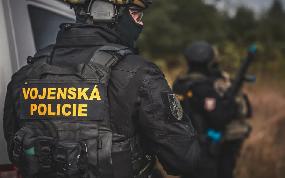 Vojenská policie a NCOZ dnes zasahovala na několika místech. Včetně hradecké společnosti PORR