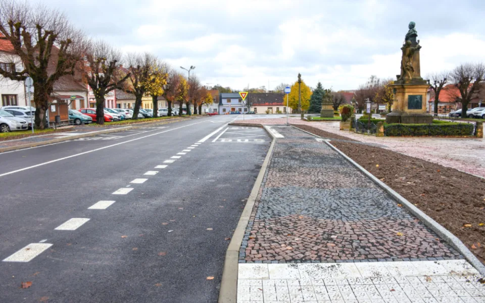Řidiči jedoucí do Miletína už nebudou muset objížďkou. Silnice u náměstí je hotová