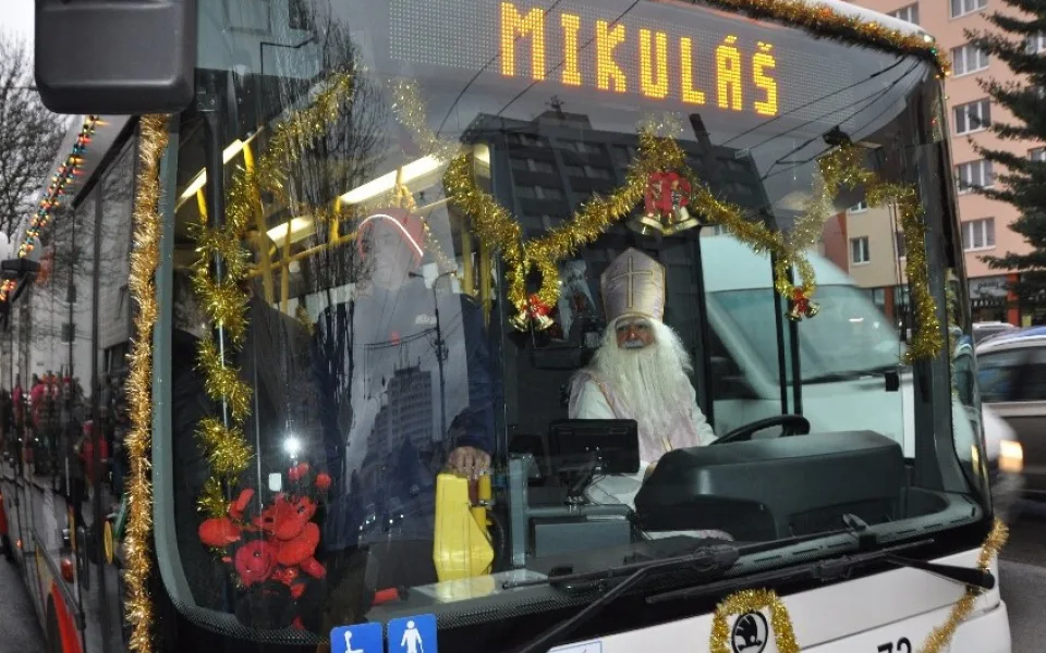 Děti povozí v Hradci Králové Mikuláš ve svém trolejbusu