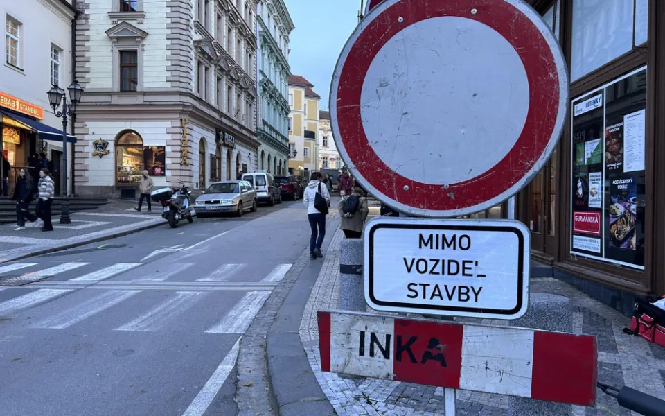 Omezení výjezdu z centra Hradce Králové kvůli opravě kanalizace skončí 1. prosince.