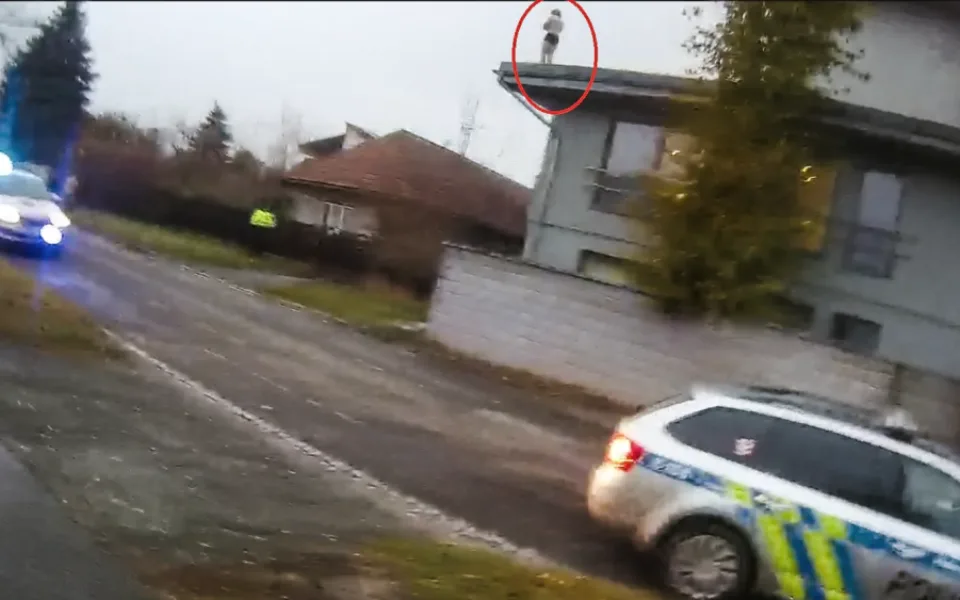 Muž na LSD vylezl v trenýrkách na střechu a začal hulákat. Když přijela hlídka, šel spát