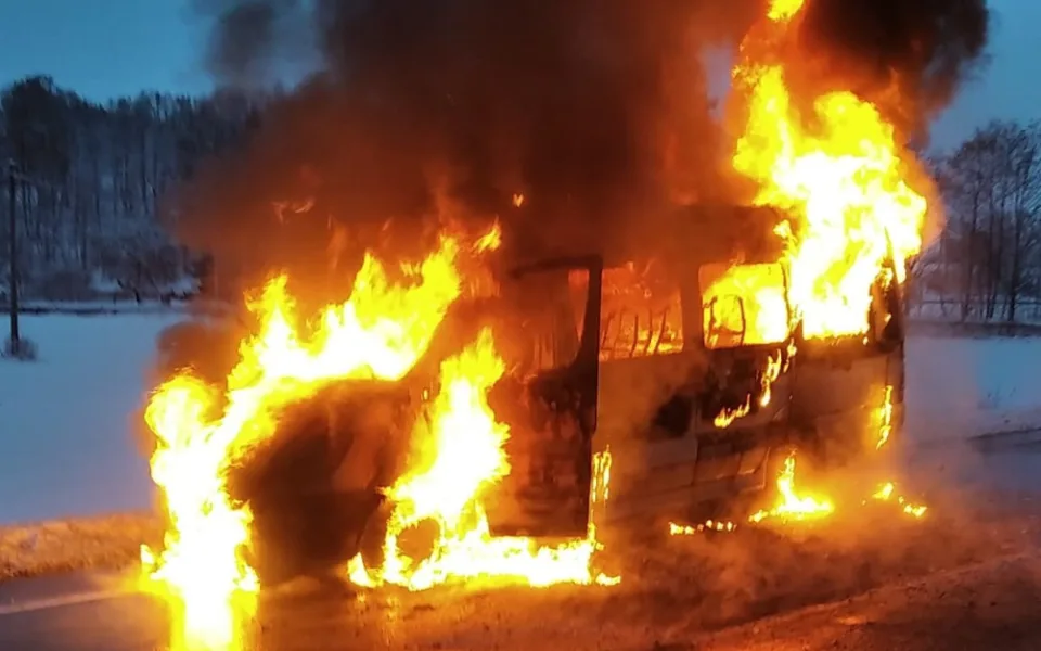 V Mladých Bukách lehl popelem mikrobus, naštěstí se požár obešel bez zranění