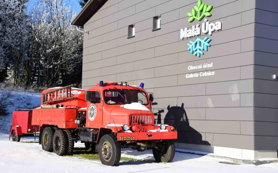 Přetížený kamion uzavřel komunikaci na Pomezní Boudy v Krkonoších
