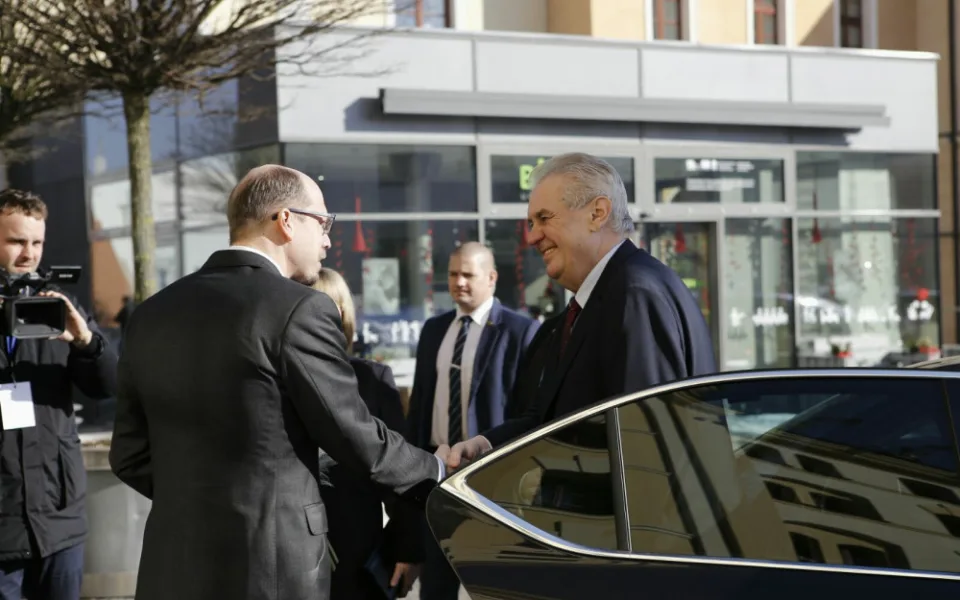 V hradeckém kraji byl naposledy prezident v roce 2017. Zemana vítalo několik stovek lidí