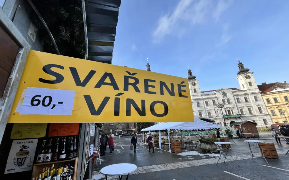 ANKETA: Svařák za šedesát, punč za padesát korun, v Hradci začaly vánoční trhy
