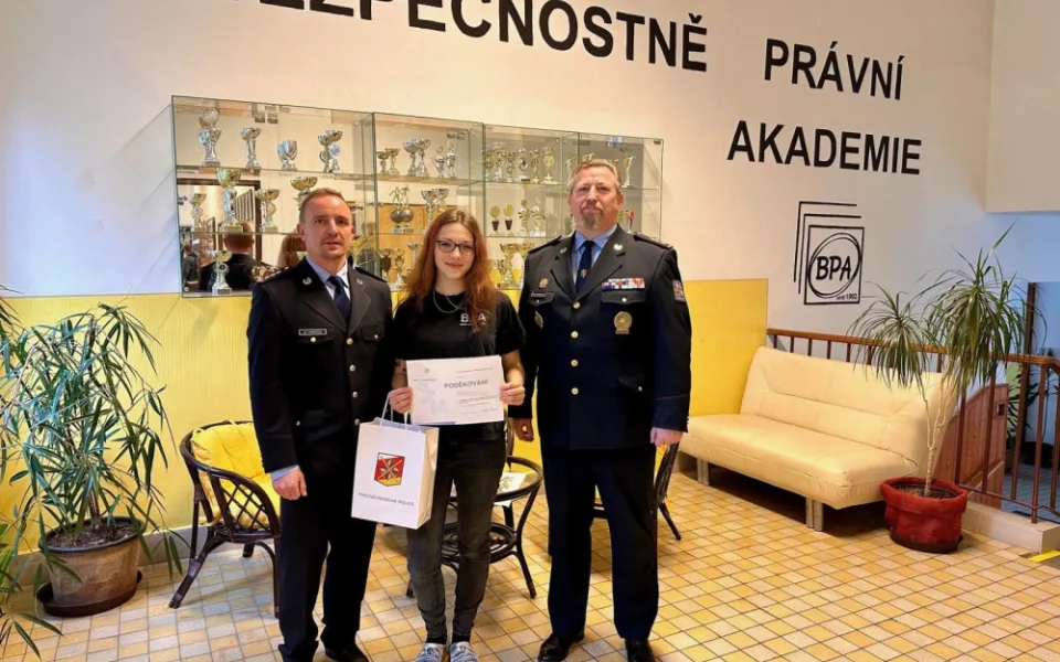 Studentka střední školy zabránila obtěžování dívek v autobusu. Odvážné jednání, uvedla policie.