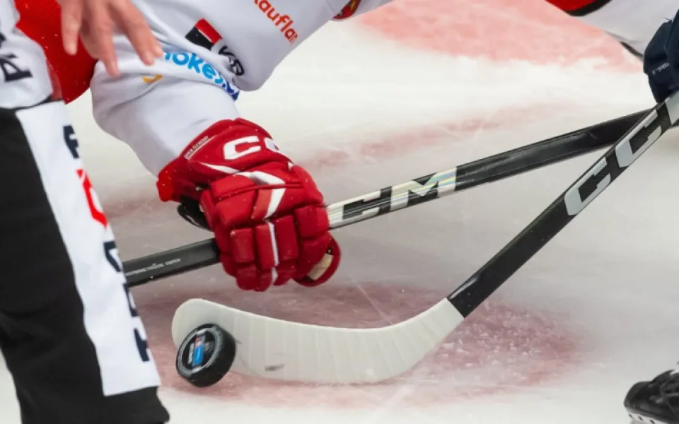 Hokej teď není důležitý, dnešní utkání hokejové extraligy se ruší. Hrát nebude ani Hradec Králové