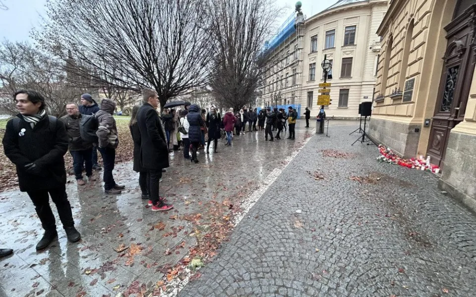 V centru Hradce Králové veřejnost uctila oběti včerejší střelby. Zazněla studentská hymna