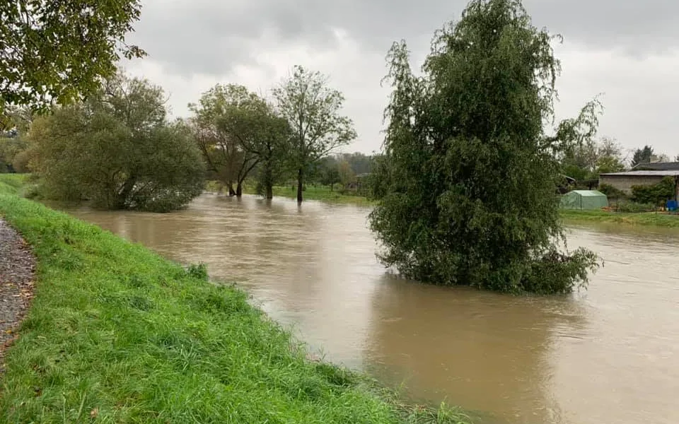 Deště a tání sněhu vzedmuly horní Labe v hradeckém kraji na 3. povodňový stupeň