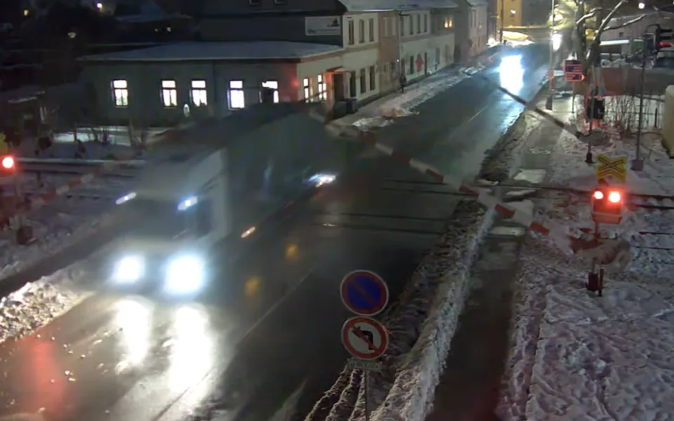 Řidič nerespektoval červenou a vjel na přejezd. Prorazil závory