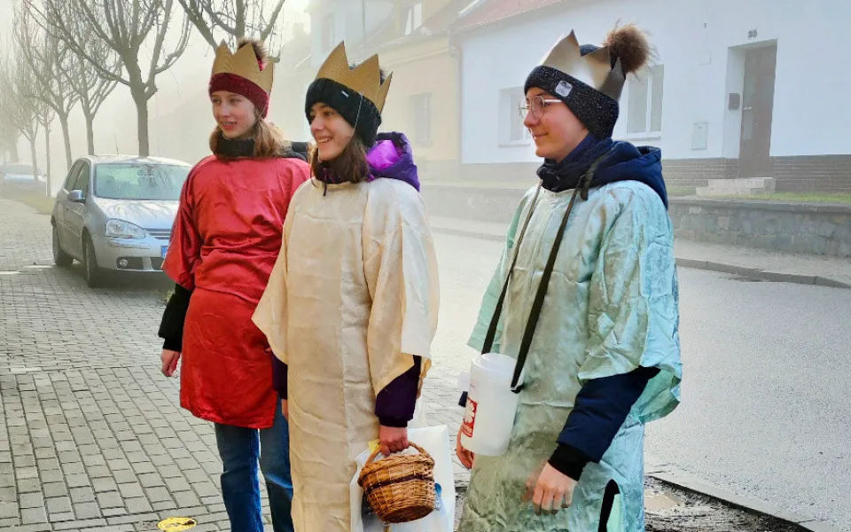 Začíná Tříkrálová sbírka. Koledníky budeme v ulicích potkávat 14 dnů