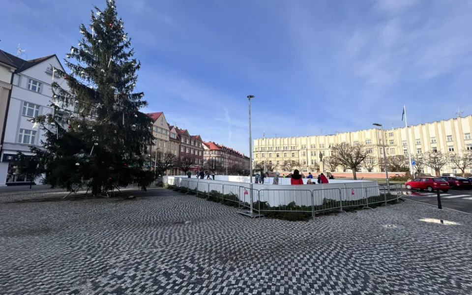 Umělé kluziště v Hradci Králové se stěhuje. Další měsíc ho lidé najdou na Masarykově náměstí