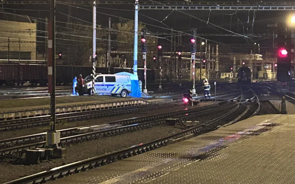Policie na hradeckém nádraží pátrala po ozbrojeném pachateli. Podezírá ho z vraždy dítěte