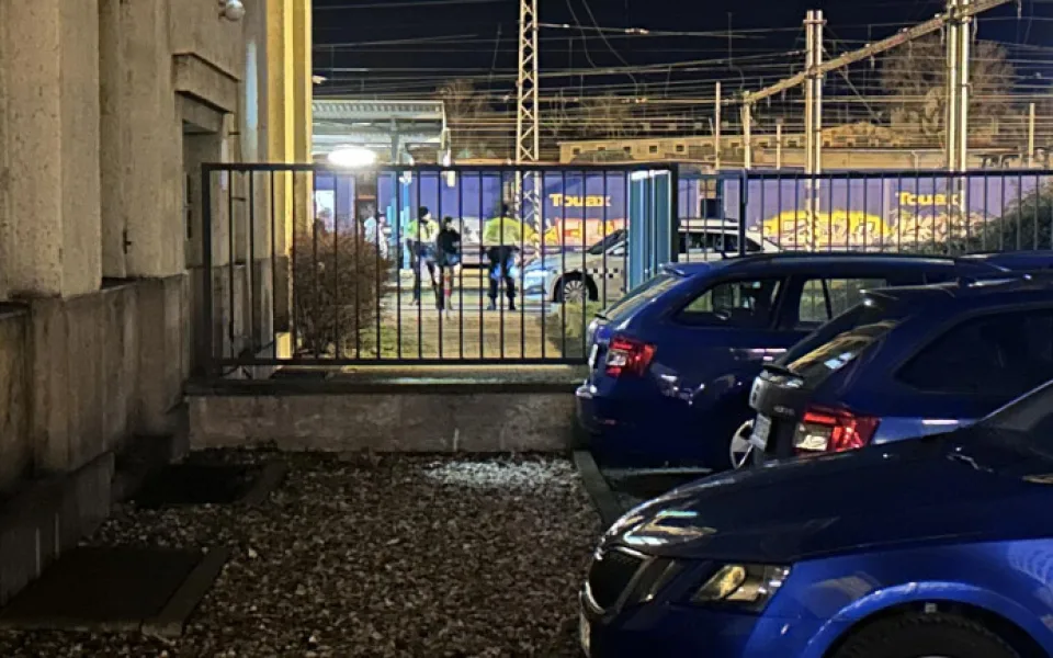 Policie obvinila muže, který měl zavraždit dítě na hlavním vlakovém nádraží v Hradci Králové