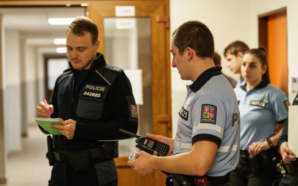 Resuscitací policie zachránila život teprve osmnáctileté dívce z Hradce Králové