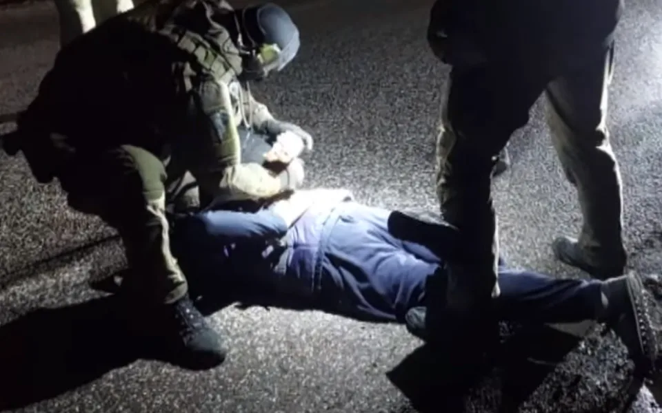 Muž v Hradci Králové vyhrožoval zbraní své partnerce. Došla si pro něj zásahovka  