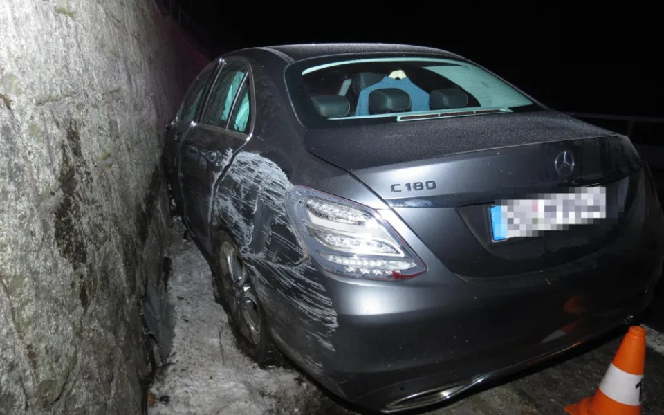 Cizinec v Mercedesu nezvládl zatáčku v Krkonoších. Nadýchal téměř 2,5 promile