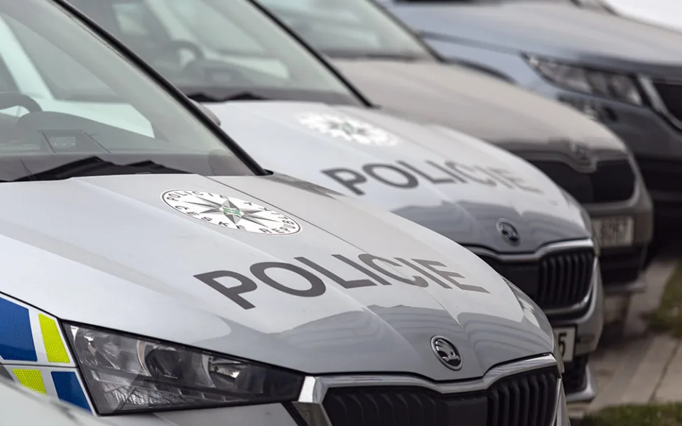 Policisté s hasiči zachránili život seniorovi. Tomu se zastavilo srdce