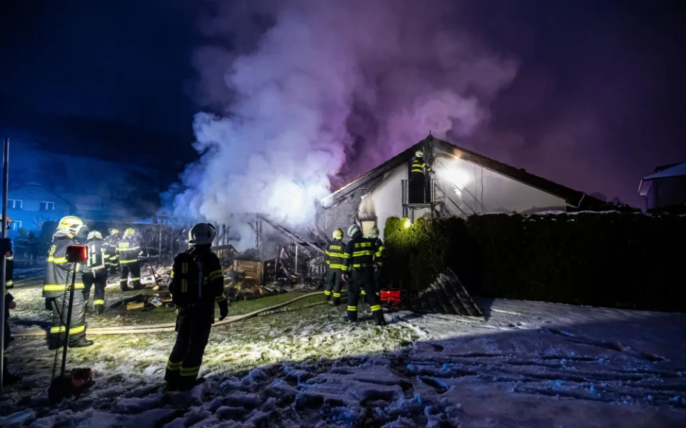 VIDEO: V Hronově hořel přístřešek rodinného domu. Požár se rozšířil i do podkroví