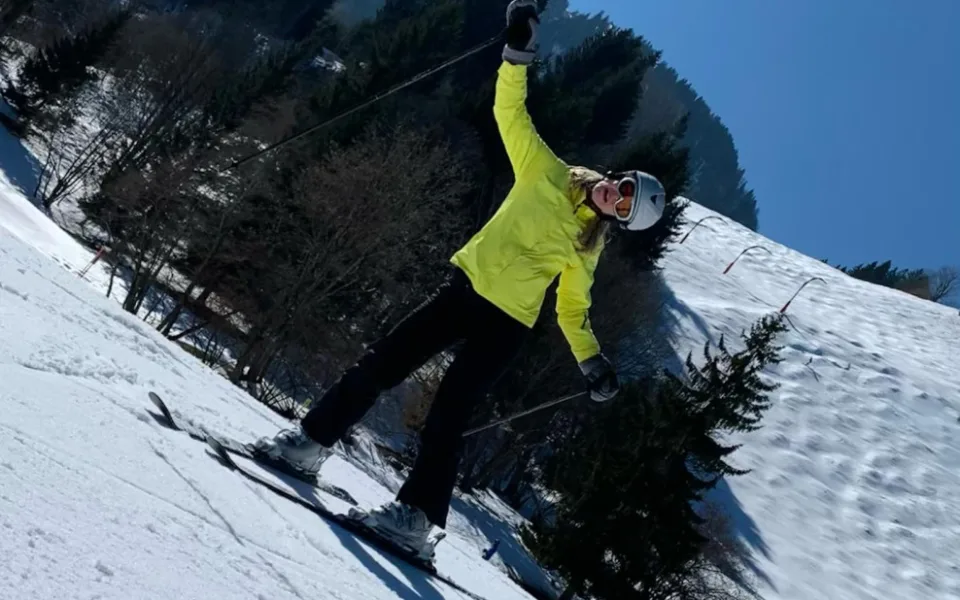 Lidé si půjčují lyže a snowboardy na kratší dobu