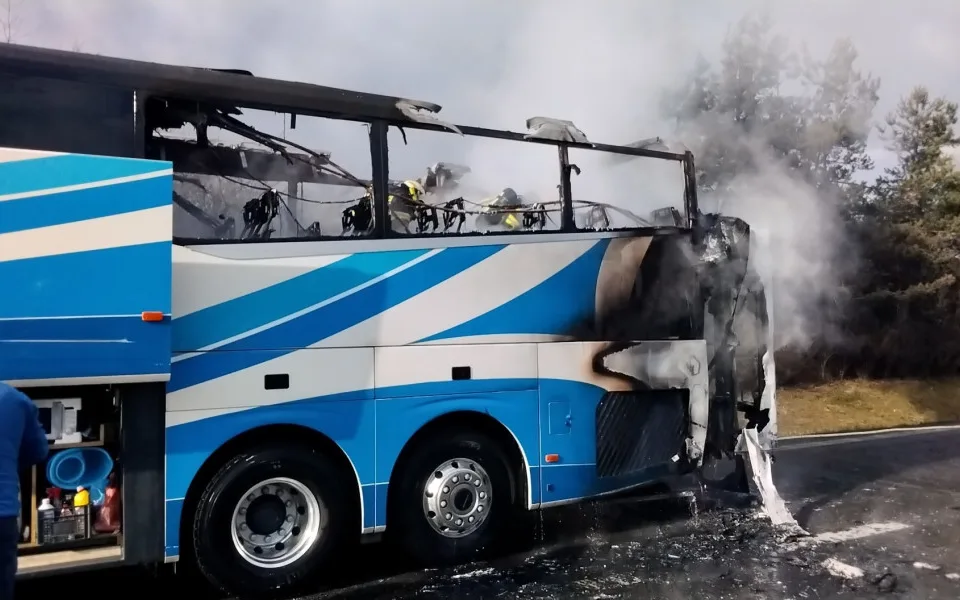 Hokejovým deváťákům z Hradce Králové shořel na dálnici u Olomouce autobus. Z vozu včas unikli