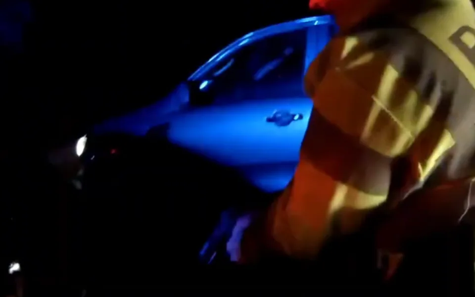 Řidič se pokusil ujet policejní hlídce. Vzdal se až ve chvíli, kdy na něj několik policistů mířilo zbraní