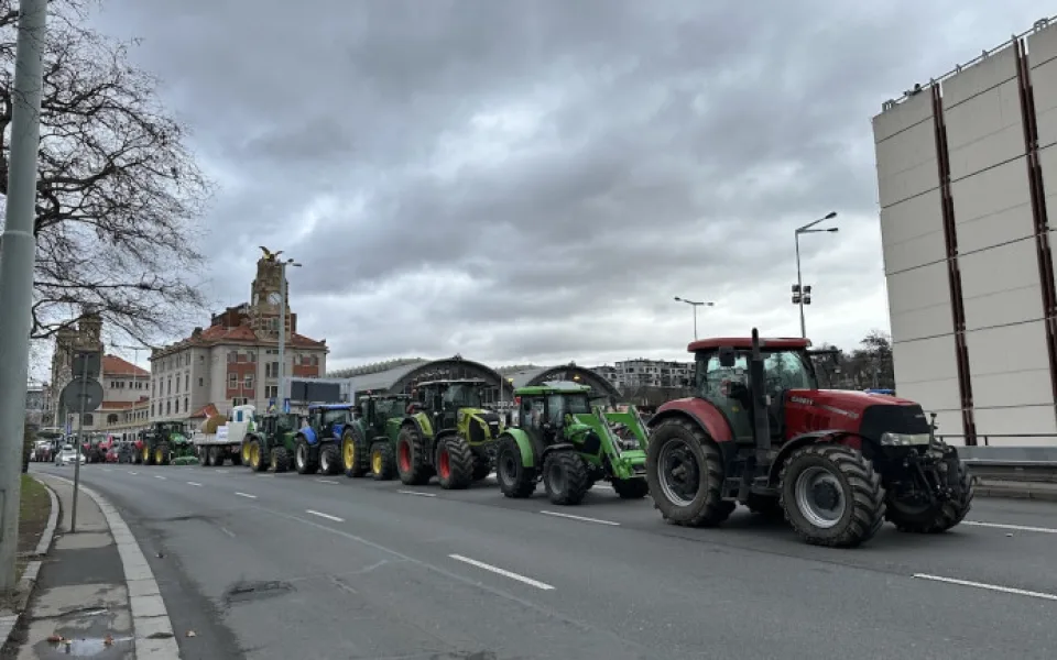 size3-17083402222493-241-video-zemedelci-dorazili-protestovat-do-prahy-kolona-traktoru-zablokovala-tramvaje
