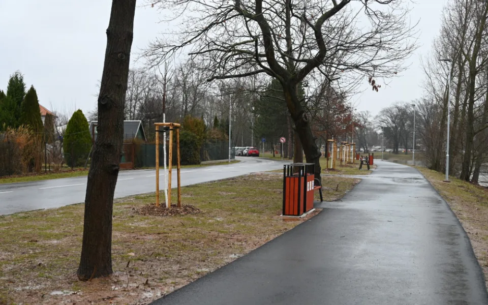Bezpečnější přecházení i více parkovacích míst. U hradeckého tenisového areálu je hotovo
