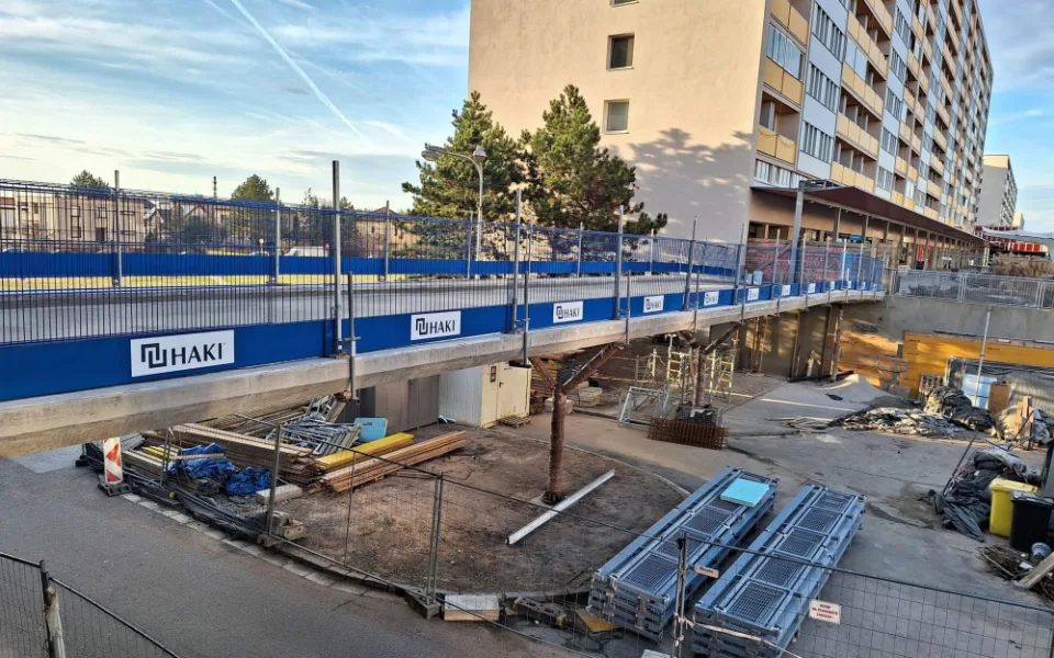 Nová lávka na Benešovce bude hotová do konce dubna. Radnice za ni zaplatila 10 milionů