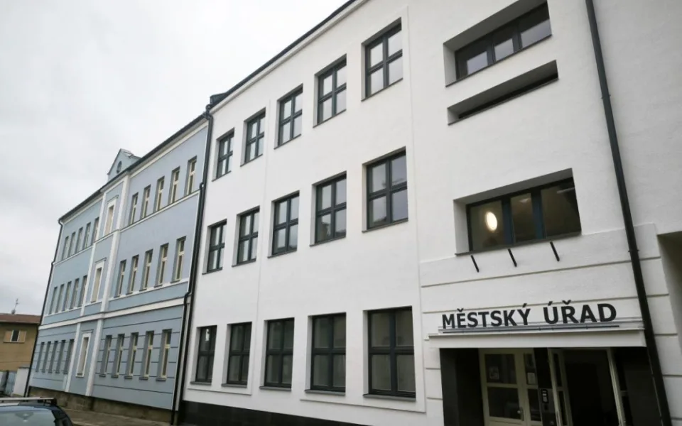 Dvůr Králové přeměňuje budovu bývalé základky na bezbariérovou administrativní budovu